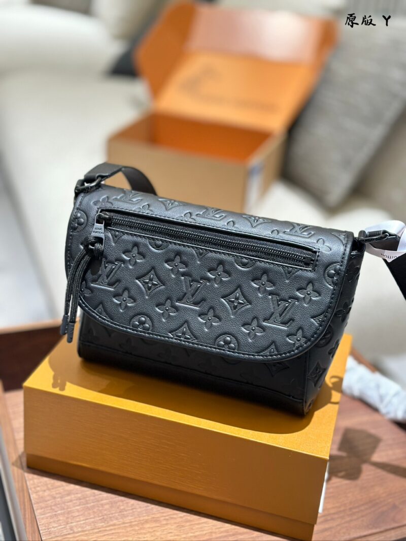 7ee8e85f8f.jpg Black flower p260 embossed p280
LV Pulse Small | New Fresh Look! All the trendy men are squatting~Dangdang~Today I will introduce you to a product that has not yet been released The newly launched men's bag LV reports to you from the forefront
LVpuls...