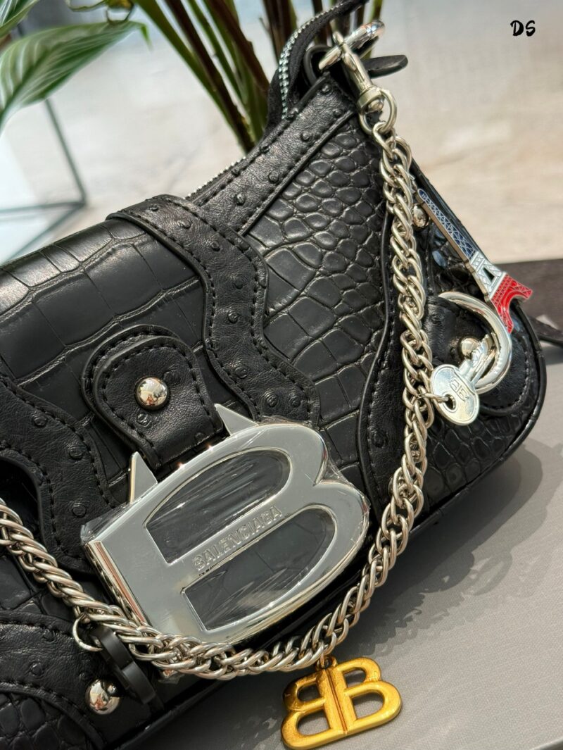 Balenciaga Underarm Bag P245
25 year spring collection, suitable for both underarm and crossbody, just the right size, with a round phone, wallet, car keys, napkins, all enough, and a great zipper, providing a strong sense of security
Made of cowhide...