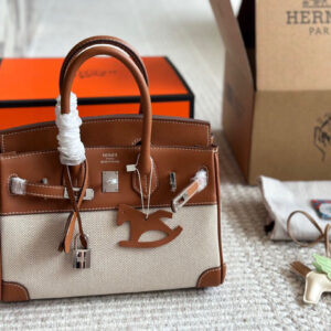 310 box cowhide
size：20*33cm
TODS's milk tea bucket bag is so delicious!
TODS's newly released bucket bag
A cute little one that combines appearance and capacity!
Can be carried diagonally or by hand
It's really convenient to go out in daily life
B...