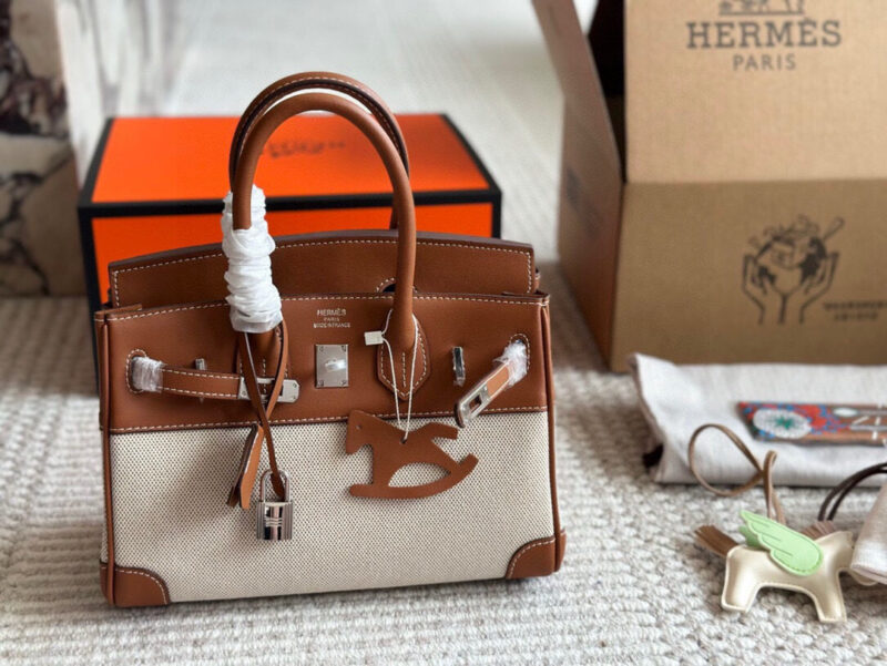 310 complete sets of packaging
size：25cm
The season for carrying platinum bags has arrived
Bk25 Original Quality ??
Hermes | Birkin 25 canvas patchwork is really amazing, it can be salty or sweet
Extremely difficult to buy beautiful canvas birk...