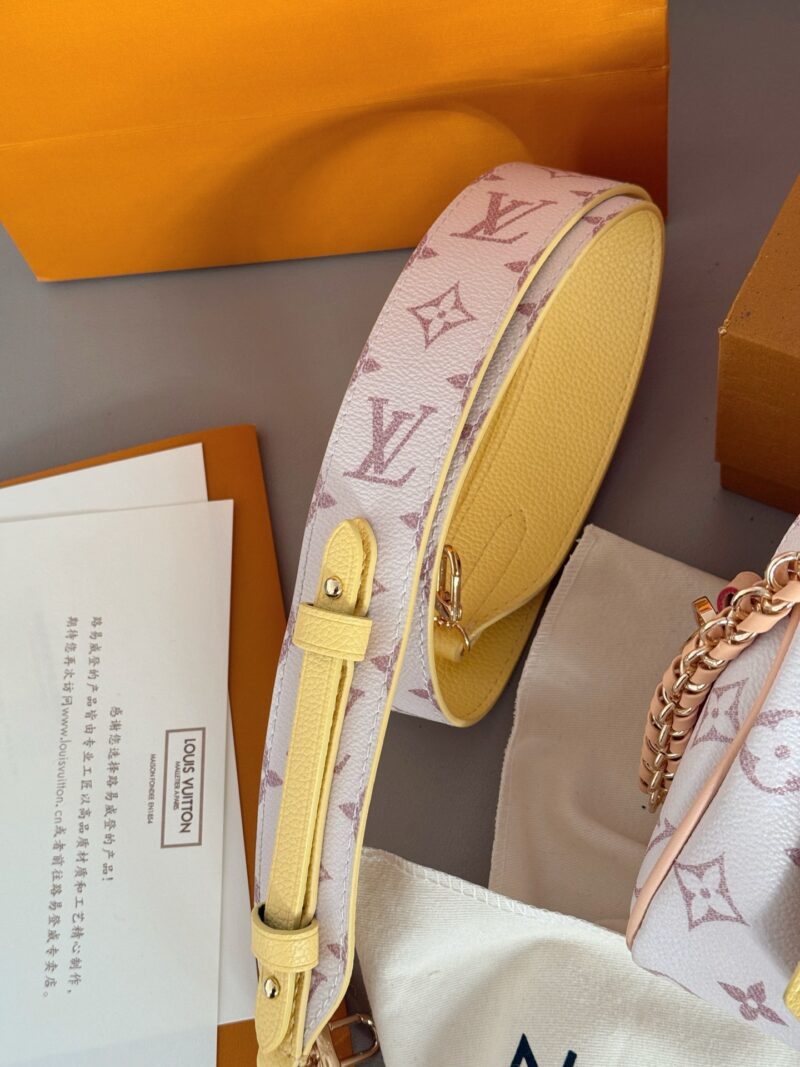 7f2daa122d.jpg 275 boxes
size:18*12cm
L's speed 18 Qixi New Style
A cute little one, suitable for wearing a dress in summer
Match various small accessories into your favorite bag,
Plus the pink and tender sand dune color scheme, who doesn't love it!