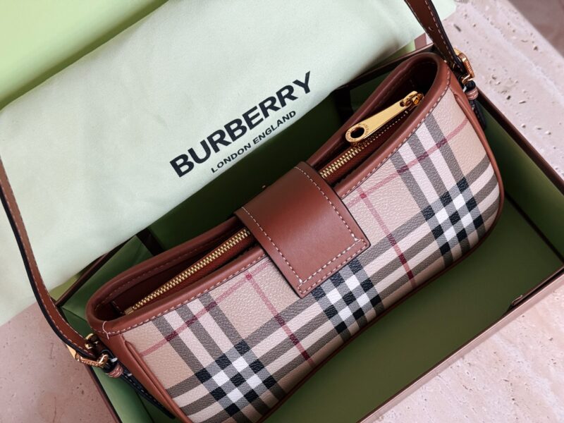 7f2ebdcba3.jpg 220 boxes#
size:24*11cm
Bur Retro Underarm Bag
I was captivated by fashion and loved deeply
Classic plaid versatile aura
Easily handle various styles
Classic and fashion coexist