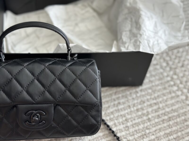7f2f70ca0d.jpg 230 box
size :20*12cm
Xiaoxiangjia Chanel 23k Leather Chain Handle CF Upgrades Classic~
Can be carried by hand! The bag is very practical!
Sheepskin with light gold buckle, elegant and princess like!