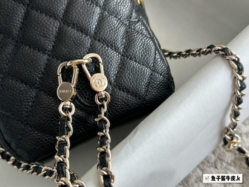 290 cowhide/upgraded version
Size: 13x18cm with box
Xiaoxiangjia's new 24c backpack
This season's stir fried chicken with cute little shoulders
It looks very small, but the capacity is quite large. There are also many ways to memorize it, which is ve...