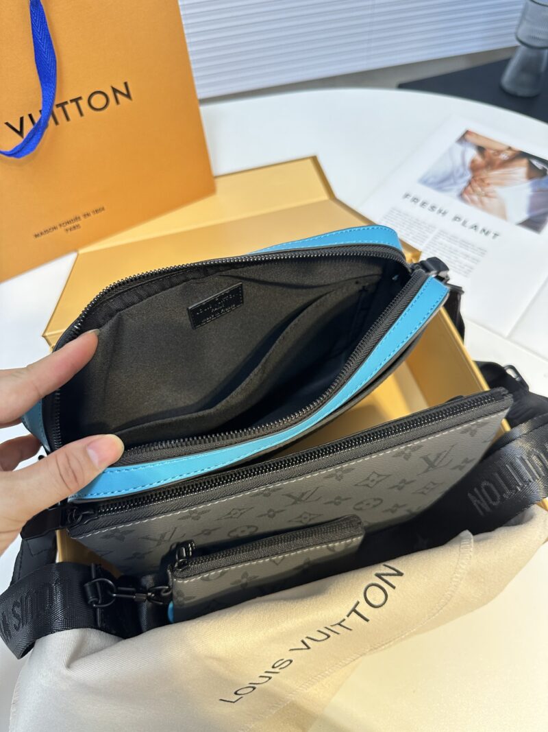 Exclusive remake of TRIO messenger bag M11648 silver flower/light blue splicing
This Trio messenger bag features a three in one design crafted from Monogram Eclipse Reverse canvas and eye-catching details. The change bag at the zipper front pocket an...