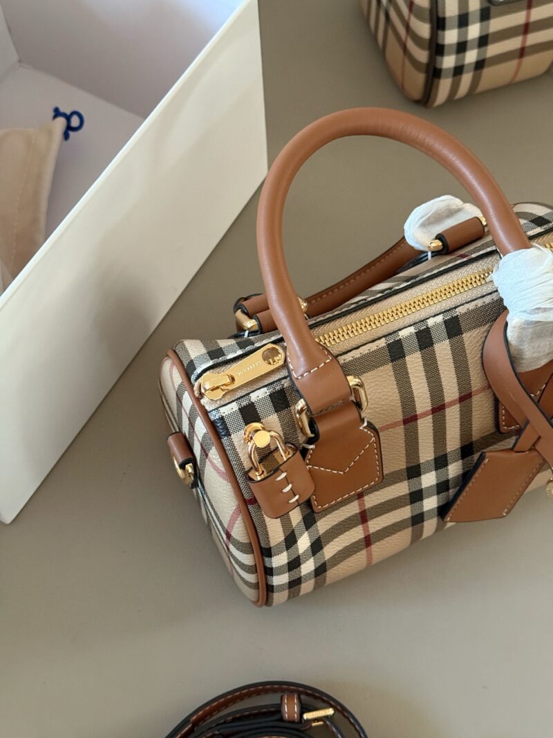 220 box mini
size：18.5*12cm
Bur's new mini pillow bag
New color, new grid
A small bowling bag
The capacity is definitely beyond your imagination, versatile