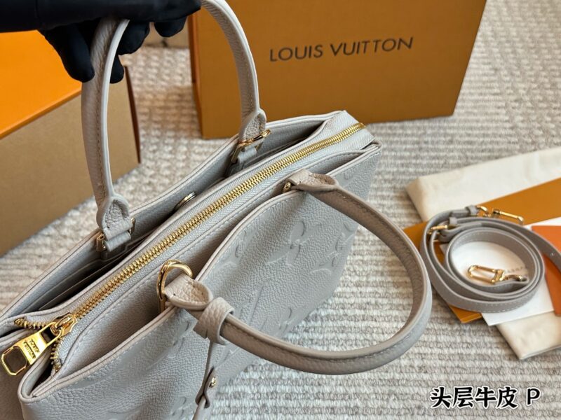 7f5ebdfafd.jpg 350 cowhide
size:30 22 cm
L Family Classic Handbag
Commonly known as LV dumpling buns,
The most classic bag type!
This bag is durable and convenient, easy to pack and not afraid of wear, it's super worry free to use!