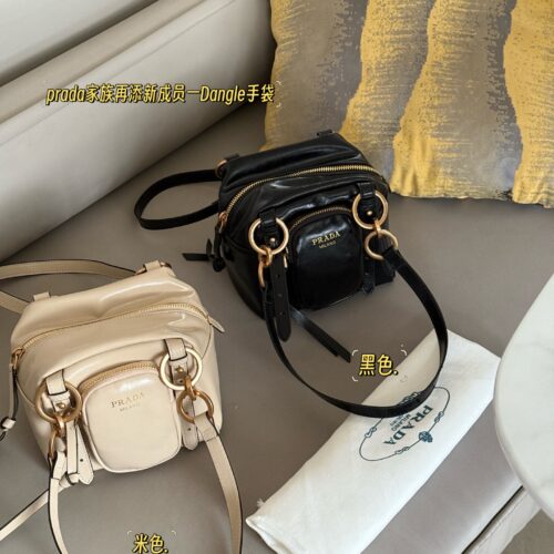 235 box
size：15*15cm
Prad 25 Spring/Summer Collection's Showcase
Very unique,
The shape of the small square bag is cute and adorable!
Hold it in your hand like a small piece of tofu! No girl can refuse exquisite and cute items