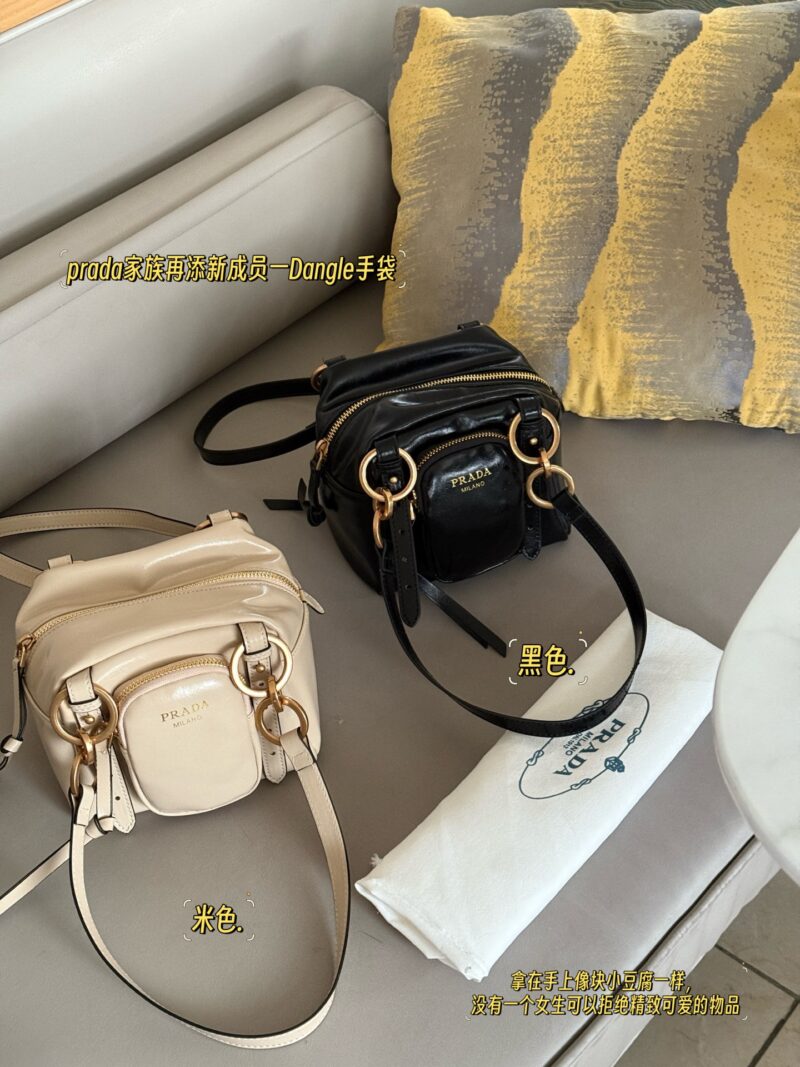 7f7a0d1b2d.jpg 235 box
size:15*15cm
Prad 25 Spring/Summer Collection's Showcase
Very unique,
The shape of the small square bag is cute and adorable!
Hold it in your hand like a small piece of tofu! No girl can refuse exquisite and cute items