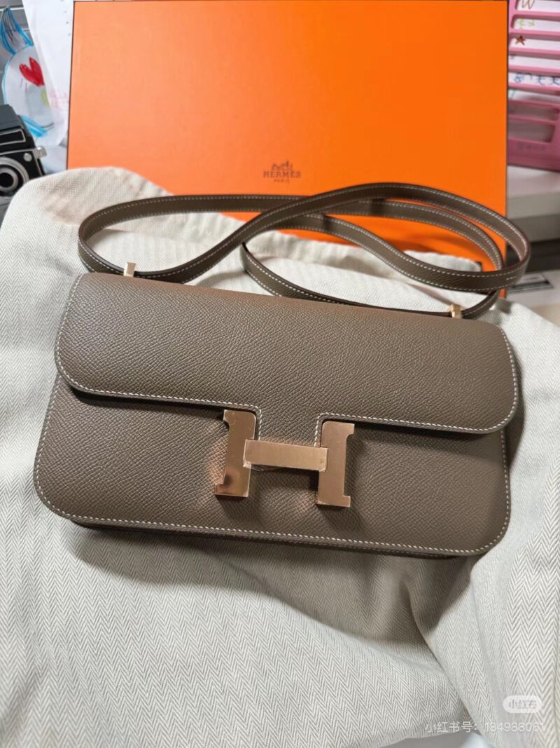 7f80aef30f.jpg Constance Elan's new 24cm elephant grey gold buckle Epsom leather versatile color
Perhaps many people underestimate this color, but whether it's for daily travel or photography, it's very eye-catching. Fashionable and retro colors will never go out o...