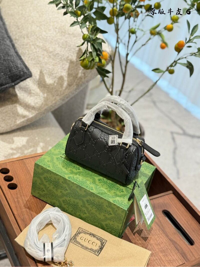 Gucci Boston Nano mini shines in the new series. The series reinterprets classic patterns with creative design and innovative features, injecting a touch of timeless fashion into daily styling. The super double G pattern is presented with eye-catchin...