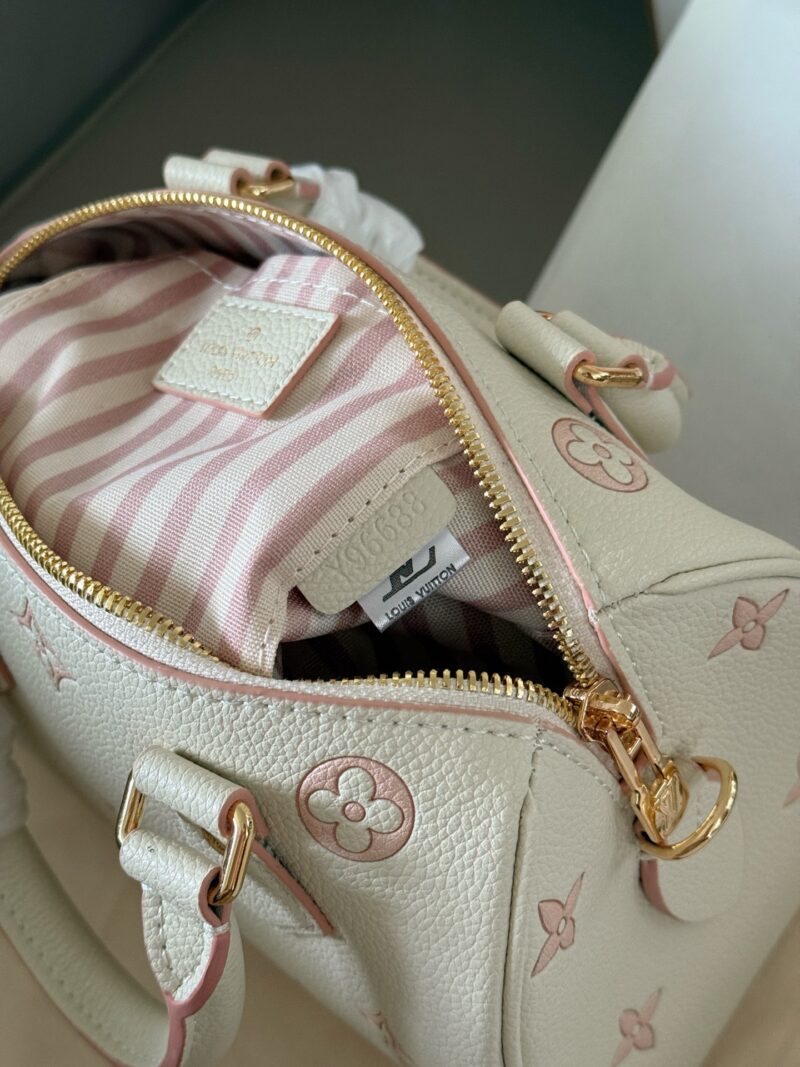 210 new model (with box)
size： 20*14cm
L Home Speedy 20
Let's feel the joy of Speedy together~
This size is just right!
Of course, it's time to carry cute and lovely bags in summer~May women's new bag - cream nut color
Search: Lv speed 20