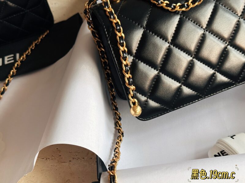 7f9444e44a.jpg 250 255 with packaging
Size: 19 * 13cm (small size)
22 * 15cm (large size)
Xiaoxiang Family Double Ball WoC
Your upper body is full of immortal energy!
The smooth skin feels super comfortable to the touch
Design of Double Bead Chain
Can I freely adju...