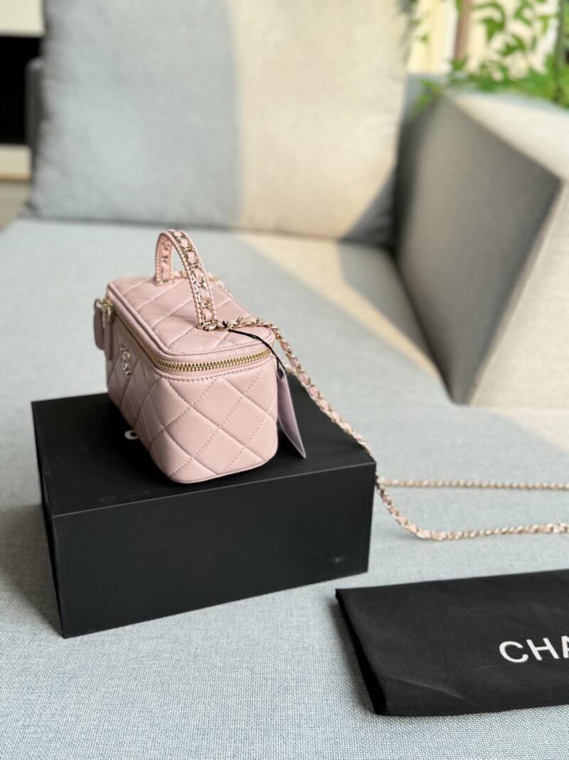7fa9e49c65.jpg 200 complete gift boxes
size:18×10
CHANEL Knitted Handheld Makeup Bag, Makeup Box, Chain Bag, Single Shoulder Crossbody Bag
Truly super invincible and adorable~
Full of fairy spirit~A must-have for daily purchases, little sister~
Always showcase y...