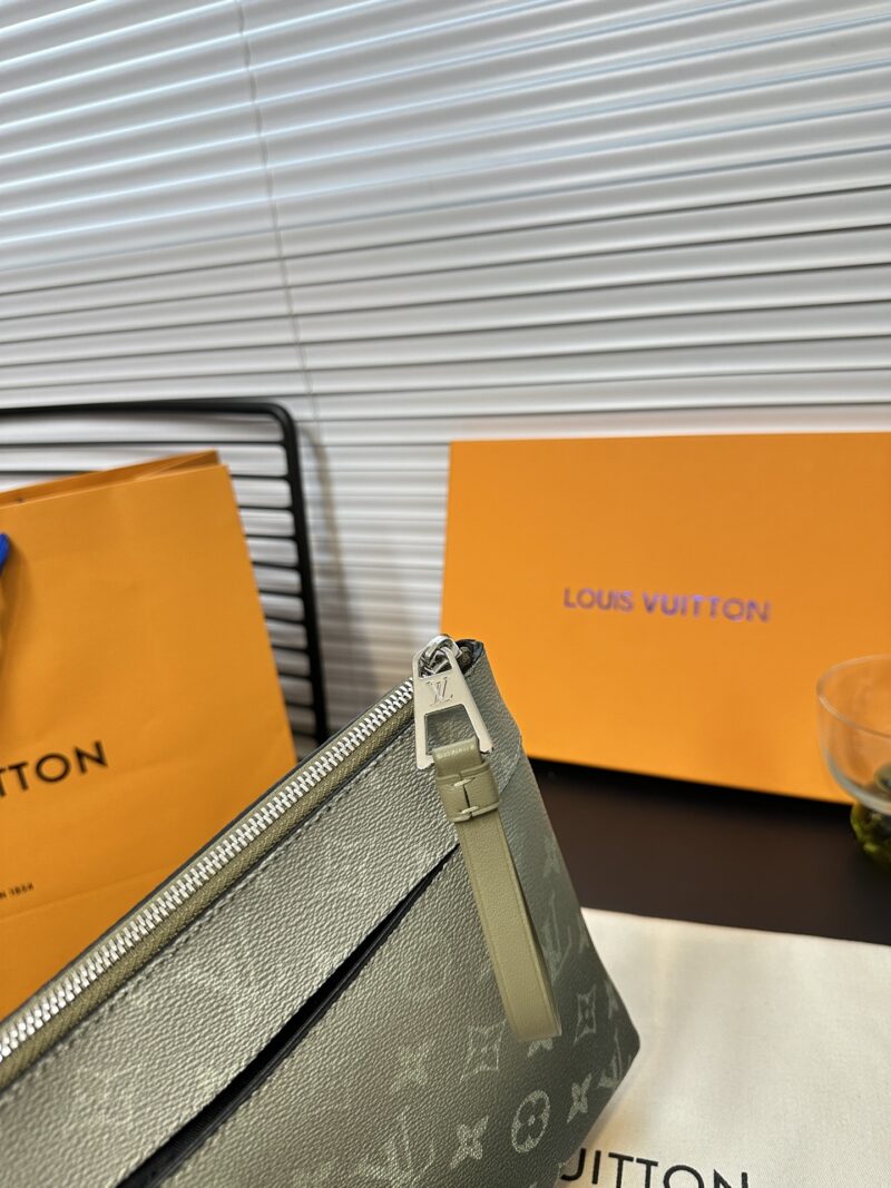 Exclusive real shot of overseas original M11545! This Pochette Voyage Souple clutch is made of Monogram Gradient canvas, cleverly presenting a Monogram pattern that gradually disperses upwards. It can also be placed in a handbag, making daily needs e...