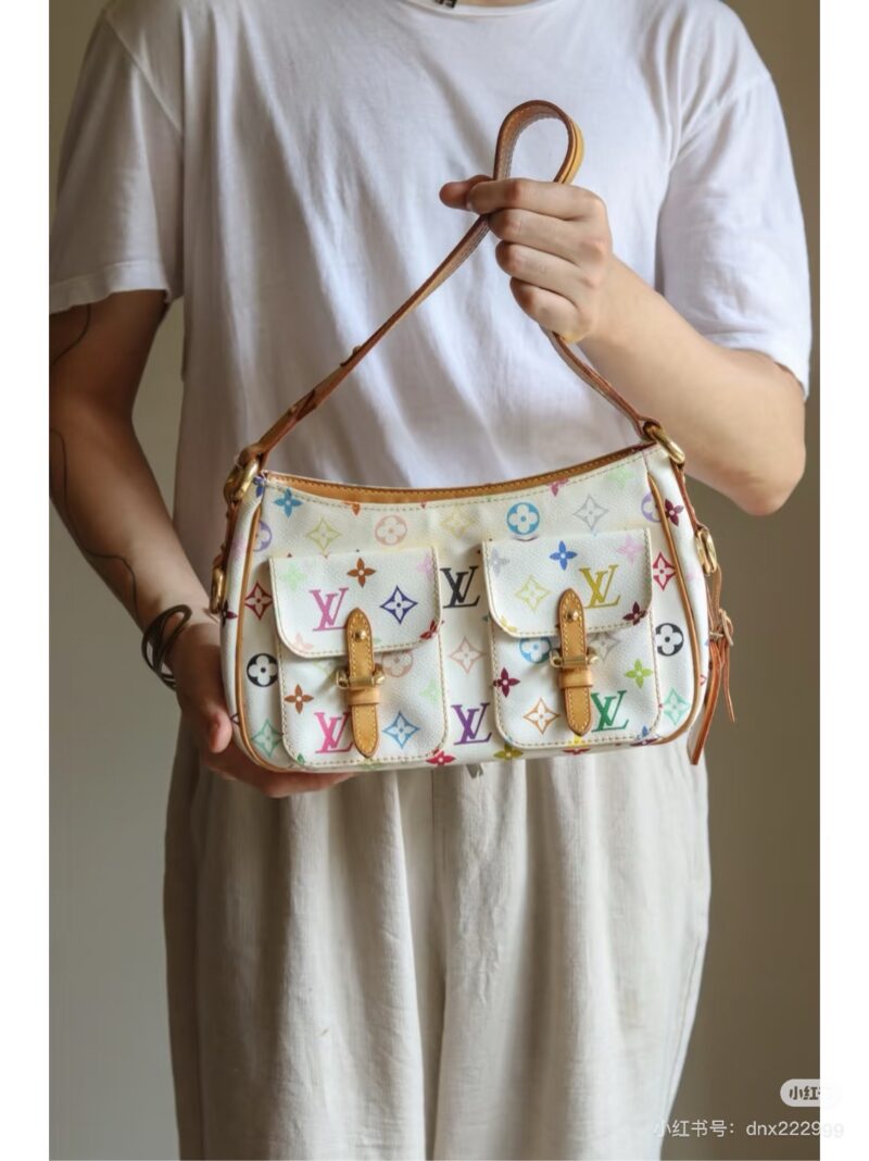 7fbdd22592.jpg -The famous King of Bags in the medieval world, with a double pocket college style, playful and cute color matching, and full capacity, can be paired with casual hoodies or coats without any sense of incongruity. Even the fairy sisters are under its ...