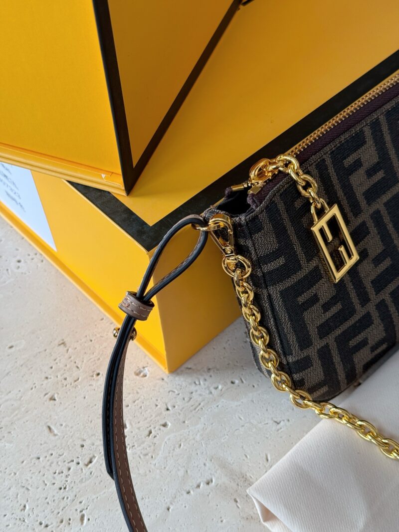 7fc65dcf59.jpg 200 boxes
size:20*12cm
A must-have mahjong bag for summer
Fendi Underarm Bag/Mahjong Bag
Really perfect!
Small and cute enough to fit your phone!
Love, love, love!
Handheld, Underarm, Crossarm