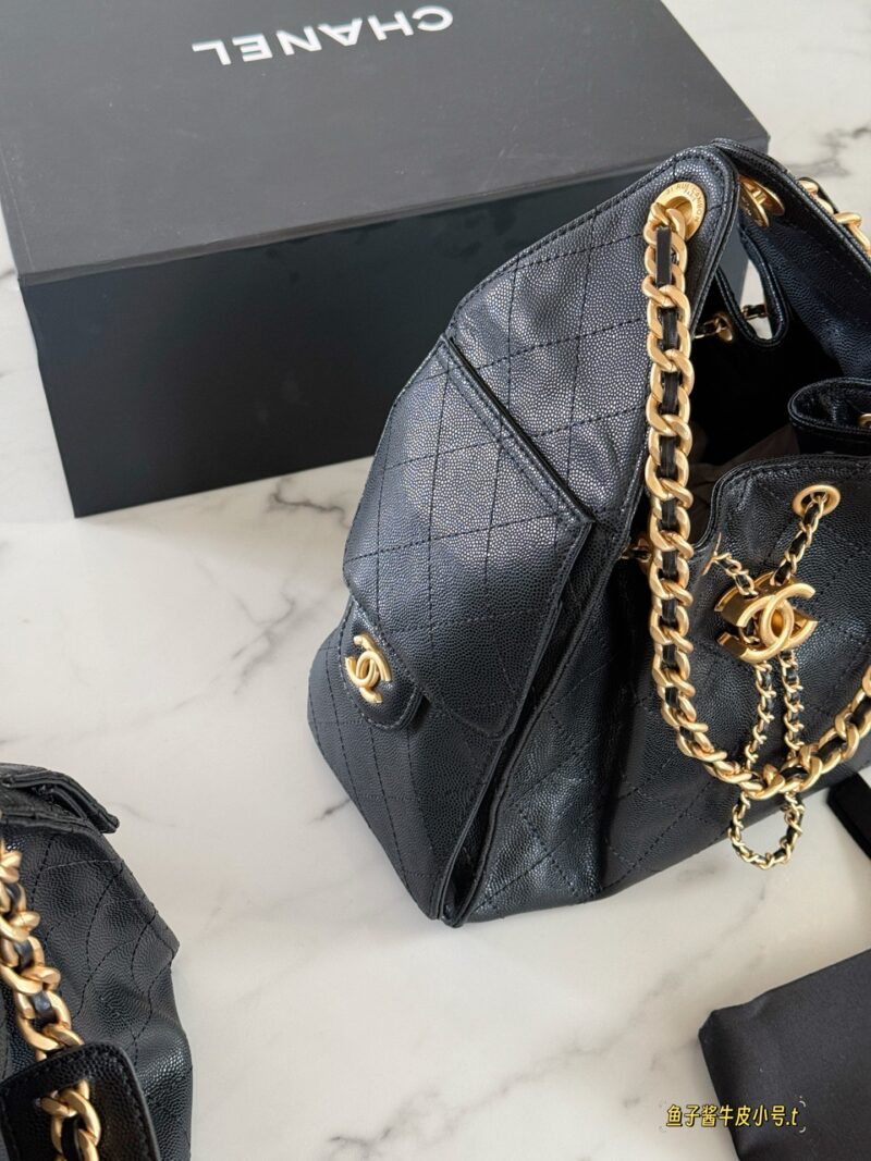 320340 cowhide box
Size: 26 * 21cm (small)
31 * 26cm (large)
Xiaoxiang Home 25C Hobo Hippie Underarm Bag
Cool and stylish bucket design, very retro
The adjustable drawstring design of the bag mouth is very practical, with two small pockets on the sid...