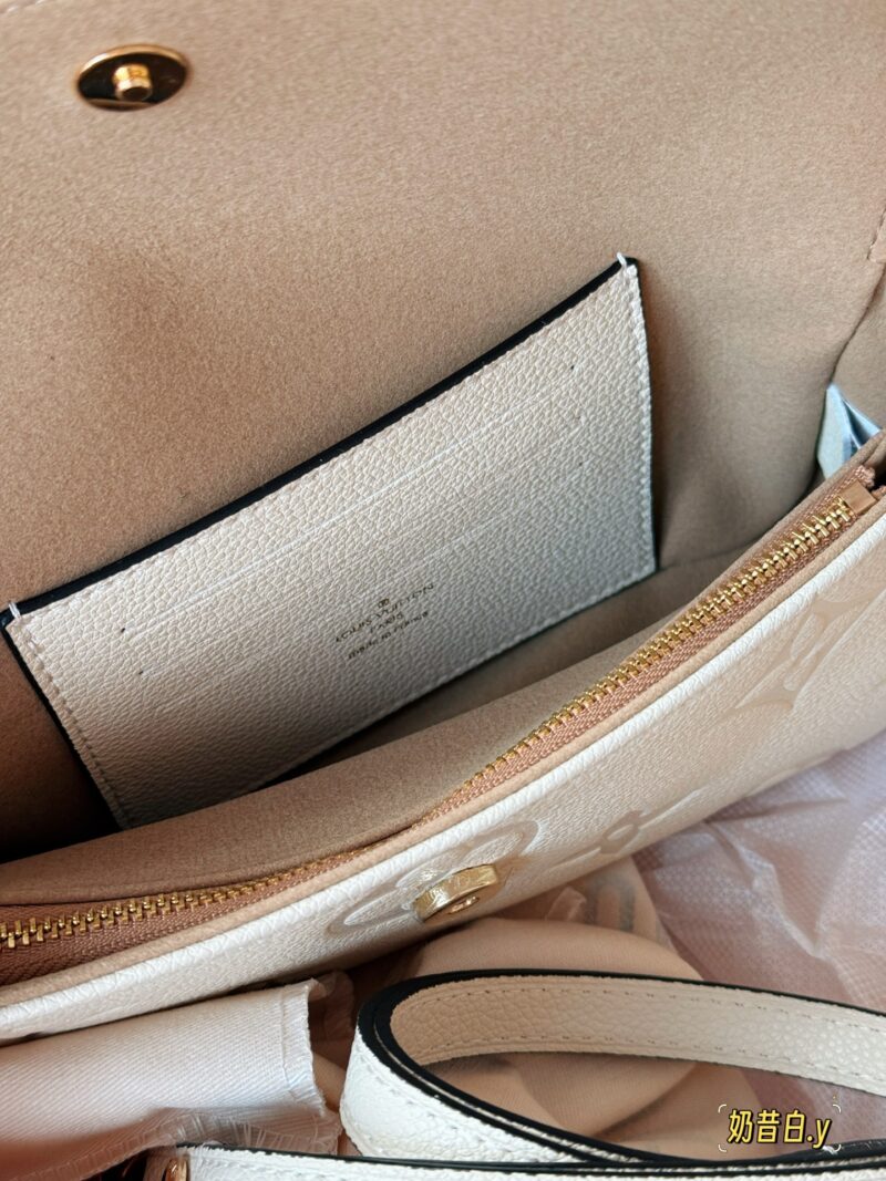7ffbfecdcc.jpg 195 full set of packaging
size:23*12cm
L's new Ivy embossed model
New cream white LvIvy armpit bag
Very suitable for light toned summer clothes
Configure chains and crossbody straps
Complete packaging ??