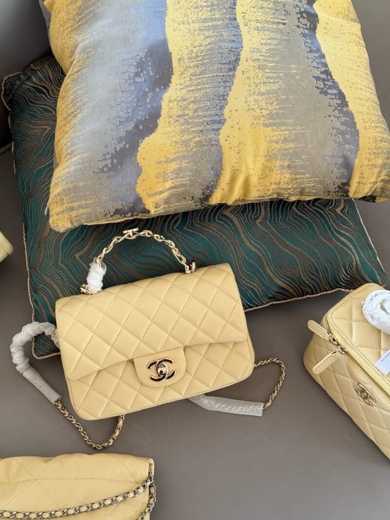 7ffe892ea6.jpg 225 boxes
Grandma Xiang's color is absolutely stunning/stunning
size :20*12cm
Xiaoxiangjia Chanel 23k Leather Chain Handle CF Upgrades Classic~
Can be carried by hand! The bag is very practical!
Sheepskin with light gold buckle, elegant and princes...