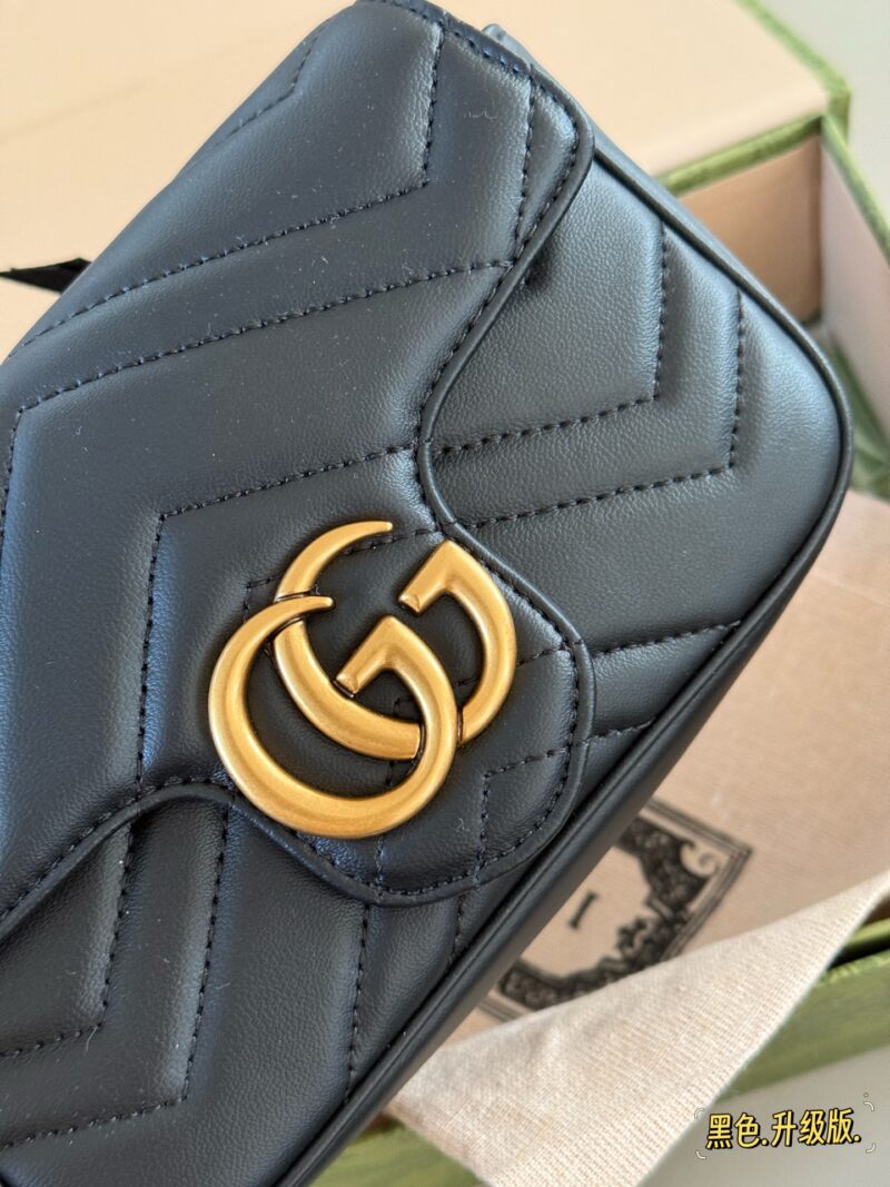 802acfd976.jpg 195 box
size:16.5cm
GG Marmont's Most Classic Black
Full of atmosphere~
Must buy Mamon bag
Versatile bag that can match any outfit, a must-have for summer