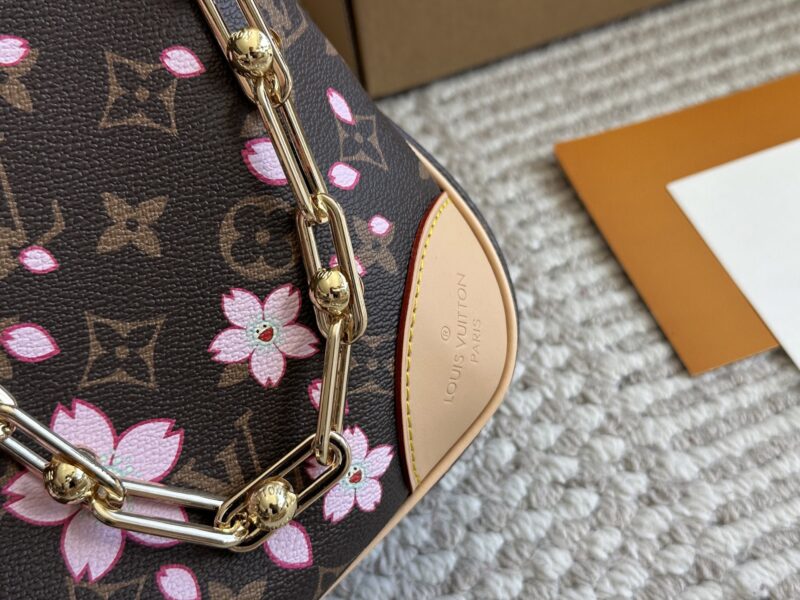 803047106d.jpg 265 box
L Home 2025 Murakami Takashi Co branded Sunflower
Zipper | Vintage | Leather Shoulder Strap | Lightweight | Large Capacity ▼ ● Cross Shoulder | Single Shoulder | Underarm | Handheld
One pack with four backs, detachable chain point 8 and s...
