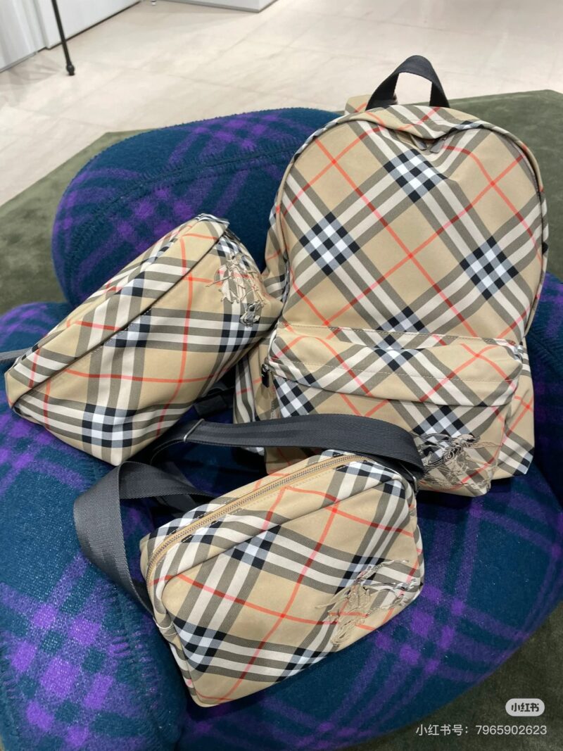 80353f93d8.jpg Burberry plaid backpack 8 @ @ This article is enough. 4BURBERRY backpack has a very large capacity
Laptops and some office materials needed for daily travel can be accommodated. The shoulder straps and breathable design at the back are also very user...