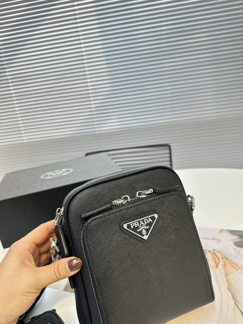 2VH 168 PVC leather
This shoulder bag is made of Saffiano Taiwanese fabric, with simple lines that highlight a striking style. The iconic Saffiano leather material is synonymous with luxury and a symbol of identity for traditional Italian leather man...