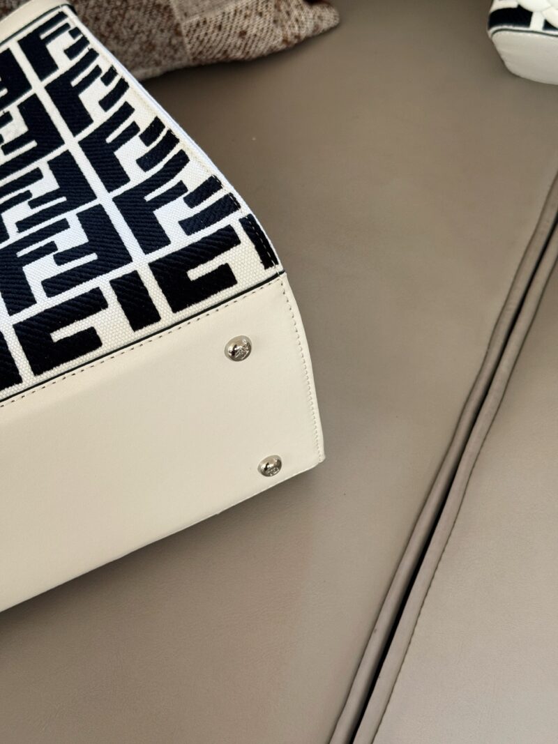 803a46f6f2.jpg 260 without box
size:40*28cm
I was impressed by this Fendi tote, and its matcha green and gold brown color scheme caught my attention
Too advanced
The capacity can hold the essential items for short trips, giving you an effortless sense of luxury