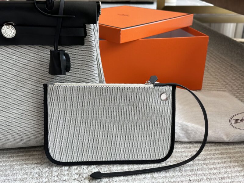 803fad90b8.jpg 290 boxes
size:31*26cm
Hermes handbag
Canvas shopping bag ?
A bag that is easy to pack in physical form
Recently, I have been carrying my back while traveling
There is texture! Super advanced!
Its capacity is very friendly ..