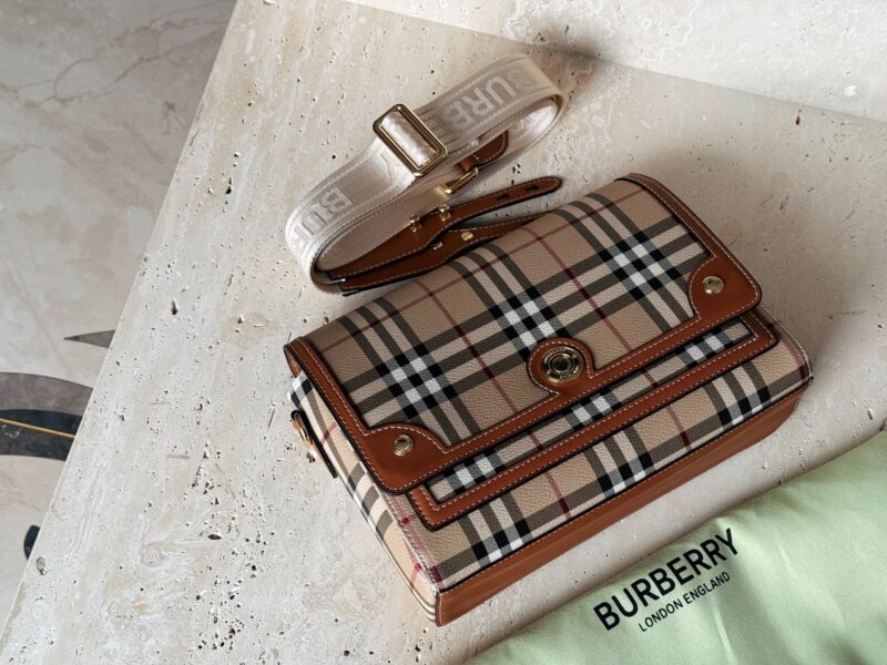 804c1ab187.jpg 225 boxes
size:25*18cm
Bur Classic Magog Postman Bag!
Comes with vintage temperament.
Canvas looks more textured and unique than full leather.
