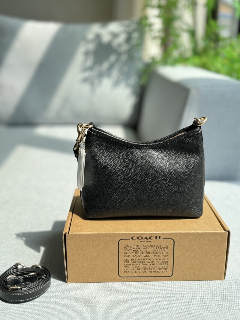 804e794ae1.jpg 180 airplane box
size:19.5×15.5
COACH LAUREL Stray Bag Underarm Bag Cross Shoulder Bag
Carrying it on my back, I feel like I've become more refined!
Mini wandering bags are also too Q!
Really super cute
At first glance, it amazed me!
The bag is li...