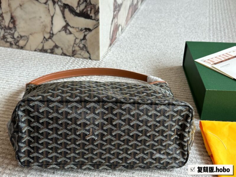 8054063d0e.jpg 215 replica folding box
size:45*28cm
Goya's New Hobo Underarm Bag
Leather/leather/workmanship have all been upgraded!
From beginning to end, everything was booked by customers!
Hobo is perfect for commuting!
Search for Goya shopping bags ?