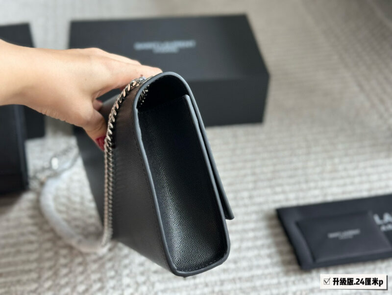 80651a16b5.jpg 240 box cowhide
Size: 24 15cm (large)
YSL WoC envelope package
kate
Caviar cowhide looks particularly good in texture! Durable and wear-resistant!
? Crossarm ? Underarm