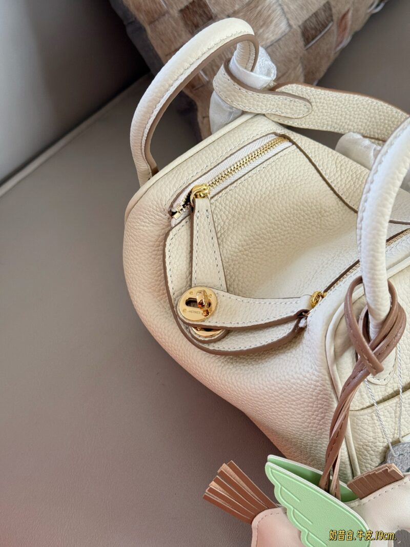 8065fd2c8e.jpg 240 sets of complete packaging
size:19*13cm
?? top layer leather!
H Home Mini Lindy
? Crossarm ? Hand carried!
A perfectly cute little one!
Sunshine yellow is simply perfect for spring and summer
Just hold it and you'll have a good mood!