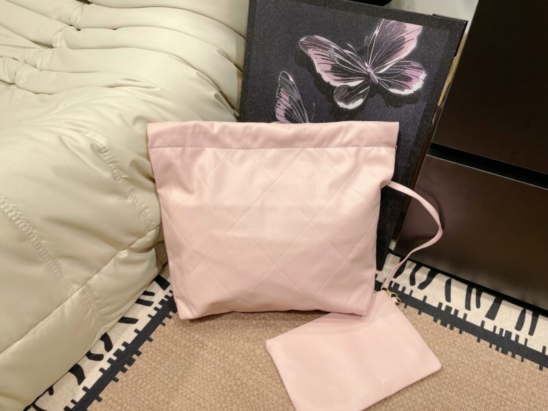 Folding box
Chanel garbage bag
The physical object with a relatively large capacity is stunning!
Can be carried by hand, shoulder crossed, or slung over the back
The upper body is also very beautiful, showing off one's temperament
It really smells go...