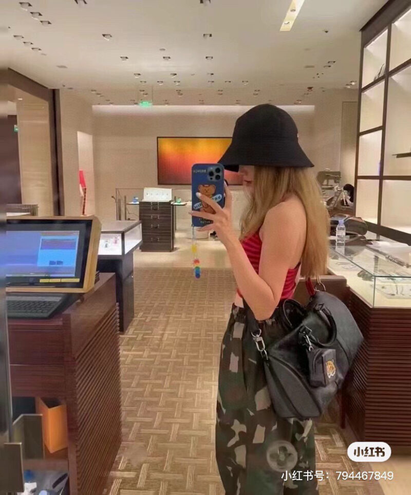 80730499ff.jpg A super practical travel bag can actually be both cool and stylish
LV keepall 35
One of Louis Vuitton's most classic bags
Characterized by strong practicality and high resale value
Almost every celebrity blogger at home and abroad has one
Fashion ite...