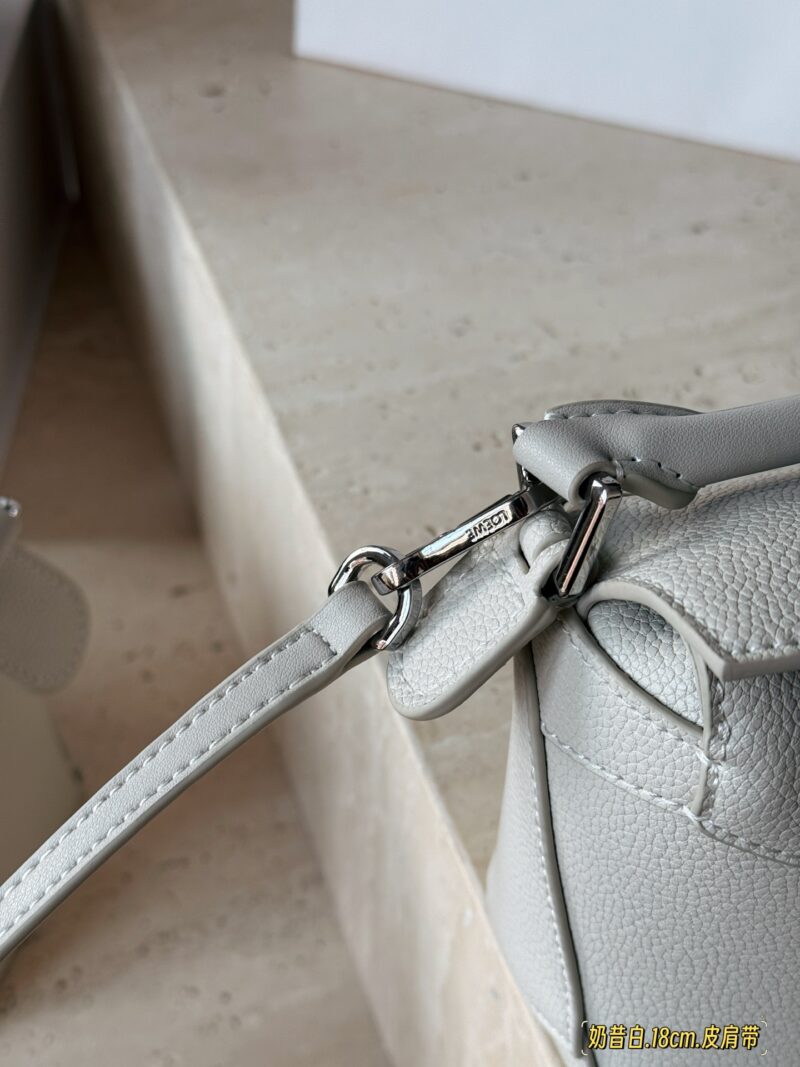 807337077a.jpg 235260 box
Size: 18 * 10cm (mini)
24 * 15cm (large size)
Loewe Geometry Package Puzzle
Truly cannot be missed,
?? Cowhide quality!
Completely hold on!
Silver button milkshake white small puzzle
The high-end lychee skin is about to overflow