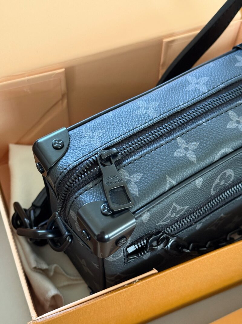 8094989d1c.jpg 220 boxes
size:18*13cm
Hot selling collection real-life photos ????
L Home Retro Trunk Soft Box
Black Warrior paired with calf leather