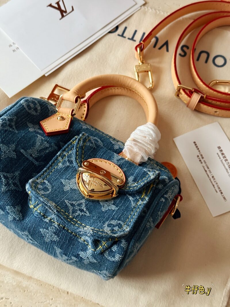 8098dee82b.jpg 265 box
size17*11cm
L's newly released denim Nano Speedy
Really cute
I feel younger than an old flower
It looks very mini, but it can hold a wallet, lipstick, phone, iPhone, car keys
Tested daily travel without any issues, OK