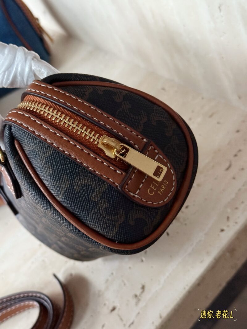 80a826658c.jpg 185 boxes
size:14.5*10cm
CELINE | Super Q Mini Boston
So Q is so cute
Spring and summer are back!
Girls can never refuse a small bag. QQ's bouncing appearance is impressive