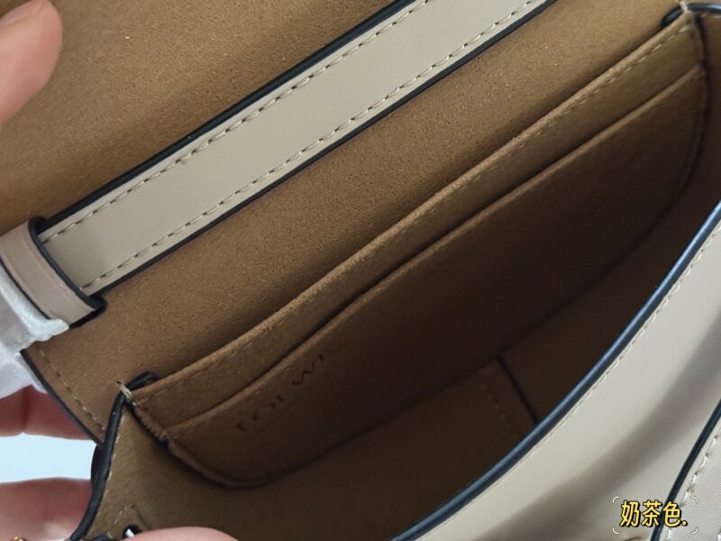 80b11a88fc.jpg 275 boxes
Size: 20 * 15cm (small)
Loewe/Loewe
The new shoulder strap is very beautiful!
Gate Bag Saddle Bag Crossbody Bag,
I feel like gate is Loewe's gift!
? Cowhide leather!