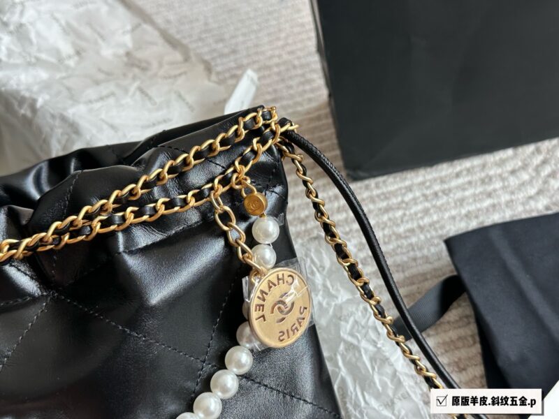 80d86815c0.jpg 295 original sheepskin box
size:20*20cm
Xiaoxiangjia Mini 22bag
The scaled down 22bag looks particularly cute and playful,
The first layer is made of calf leather material,
Soft and lightweight!
Search for garbage bag mini
