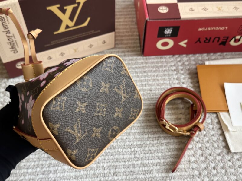 80e35eb722.jpg 215 boxes
size:13*16cm
L's new nano bucket bag
Noe bucket bag is super cute!
Old flower ydds!
Get in quickly! Get in quickly!
I really love it! Because it's really easy to match!