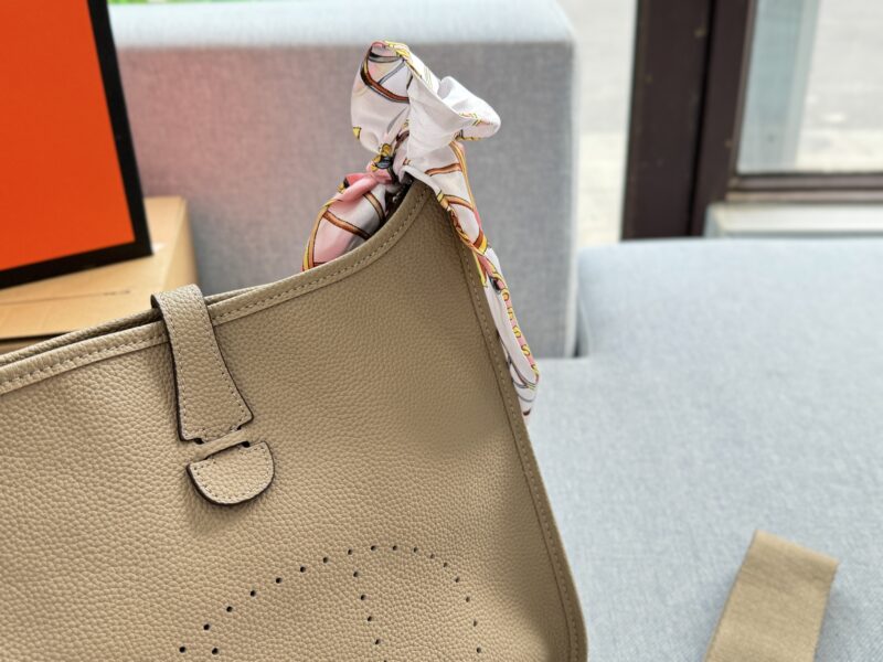 260 Complete Gift Box Set
size：29×30
Hermes Evelyne 29 III bag, Evelyne bag, single shoulder crossbody bag
Retro elegance and a sense of luxury
Moderately sized with a touching capacity
Both casual and formal attire can be easily controlled