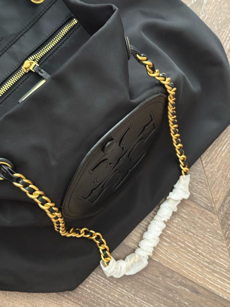 80f8e1eb72.jpg 215 boxes
Size: 31 * 28cm
High version ?
TB ella Nylon Canvas Bag
New Tote One
The nylon chain bag is really beautiful
Original canvas ? Cowhide splicing
You can also put it in with sufficient capacity