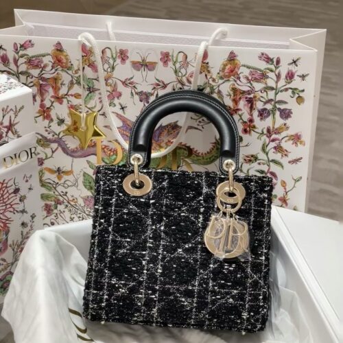 [Lady Dior]。 Coarse black cloth paired with leather. [Lady Dior]. Realistic photo of rough black cloth paired with leather
Triple Queen's Shoulder Strap