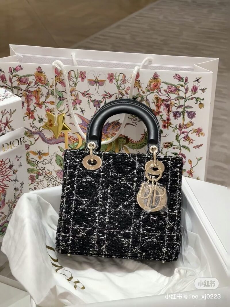 [Lady Dior]。 Coarse black cloth paired with leather. [Lady Dior]. Realistic photo of rough black cloth paired with leather
Triple Queen's Shoulder Strap