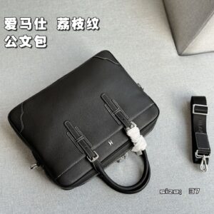 Cowhide 335
size：37×28
Hermes lychee patterned briefcase handbag, single shoulder crossbody bag
Essential styles for office workers
Men's briefcase, can be slung over or carried by hand
The capacity is also very large, it can hold files and comput...