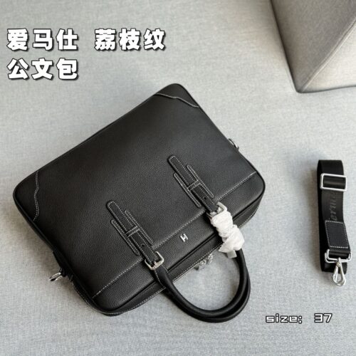 Cowhide 335
size：37×28
Hermes lychee patterned briefcase handbag, single shoulder crossbody bag
Essential styles for office workers
Men's briefcase, can be slung over or carried by hand
The capacity is also very large, it can hold files and comput...